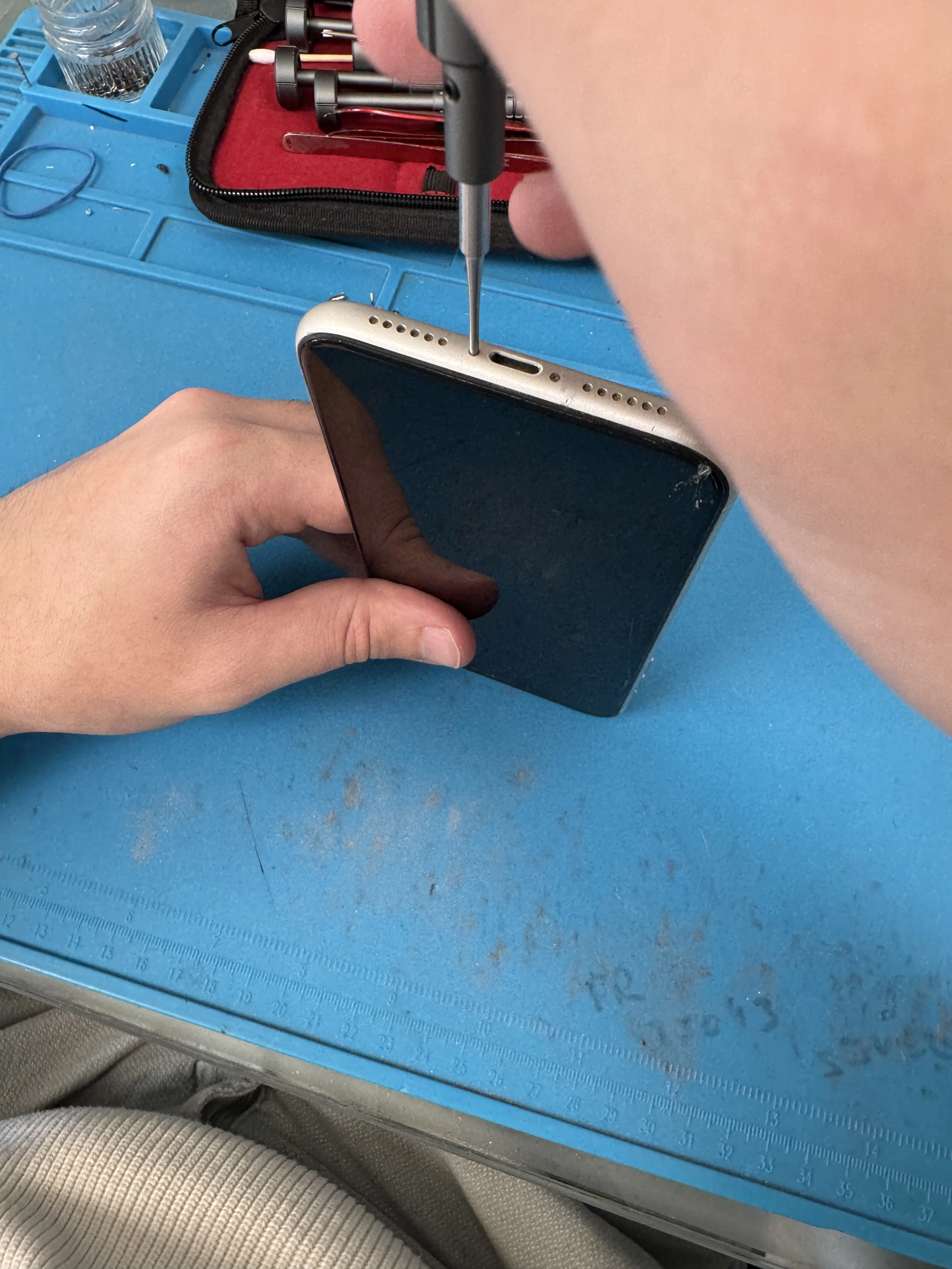 Stagiaire en formation réparation électronique